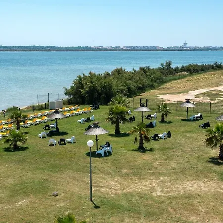 Le Panorama: Spacious Terrace With Amenities Campsite
